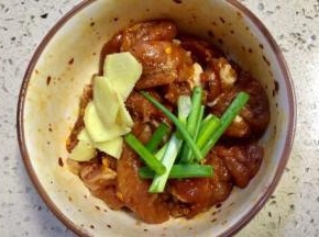 装入碗里加入少许调味盐，少许五香粉，加入半勺花椒面，再加入一勺辣椒面，半勺老抽和一勺生抽，先搅拌均匀，再加入一勺辣椒油，再加入少许白糖，再加入孜然粉，加入一勺芝麻油，老姜切片香葱切断放入搅拌后腌制5到10分钟