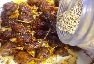 再撒些熟白芝麻在肉串表面