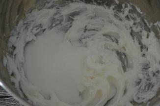 猪油用电动打蛋器打至顺滑，加入砂糖和盐，打至均匀混合。