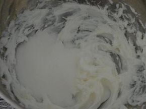 猪油用电动打蛋器打至顺滑，加入砂糖和盐，打至均匀混合。