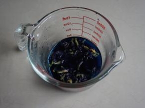 用热水浸泡碟豆花几分钟，待水温晾凉至手温后，倒出103克的碟豆花水，加入酵母，搅拌溶解