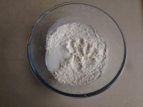 和面盆里装入面粉和细砂糖