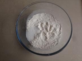 和面盆里装入面粉和细砂糖