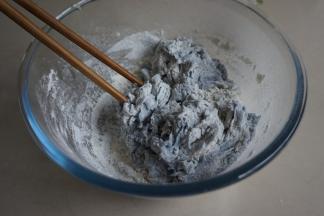 将酵母水倒入，搅拌成絮状