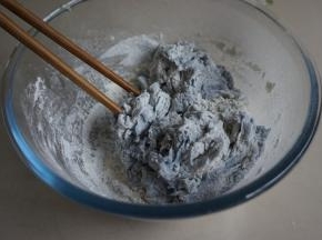 将酵母水倒入，搅拌成絮状