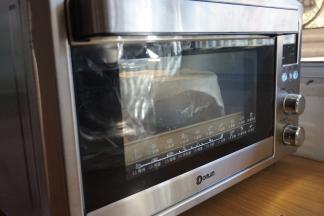 室温太低，将和面盆盖上保鲜膜和湿布，放入东菱K40C烤箱内，35度发酵1个小时，面团发酵两倍大。（视面团发酵状态决定时间）