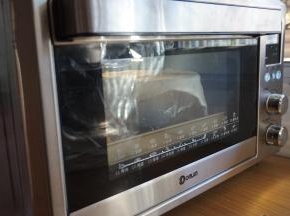 室温太低，将和面盆盖上保鲜膜和湿布，放入东菱K40C烤箱内，35度发酵1个小时，面团发酵两倍大。（视面团发酵状态决定时间）