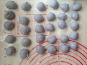 案板上撒一些面粉，将面团揉匀排掉气体。分成30个小面团，每个10克，盖上保鲜膜，以免风干