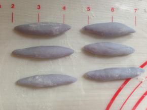 另外，再分出6个3克的小面团，搓成两头尖，做花芯