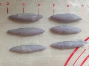 另外，再分出6个3克的小面团，搓成两头尖，做花芯