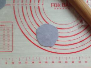 将10克的面团擀成圆形，不是十分圆也没有啥关系