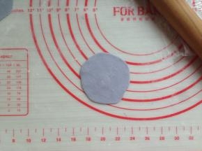 将10克的面团擀成圆形，不是十分圆也没有啥关系