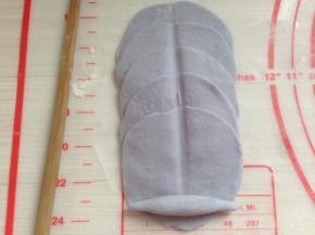 用筷子在中间压一条痕，不压也可以，在末端放入花芯