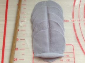 用筷子在中间压一条痕，不压也可以，在末端放入花芯