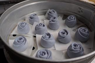 在温暖处醒发20-25分钟（可以将蒸锅里的水烧热，再放上蒸笼），可以清楚看到馒头坯大了一些