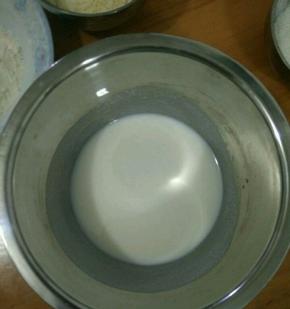 玉米油和牛奶混合，搅打到乳化。