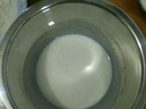 玉米油和牛奶混合，搅打到乳化。