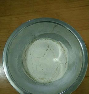 筛入低筋面粉和奶粉，翻拌均匀。