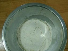 筛入低筋面粉和奶粉，翻拌均匀。
