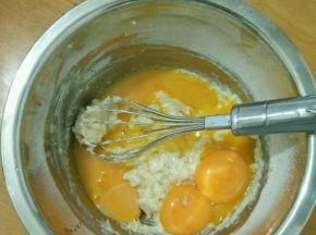 加入蛋黄，拌匀。
