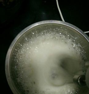 蛋白加入几滴醋，打到粗泡，加入三分之一白糖。