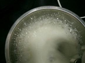 蛋白加入几滴醋，打到粗泡，加入三分之一白糖。