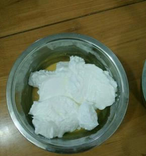 取三分之一蛋白糊放到蛋黄糊里，翻拌均匀。同时，烤箱预热。