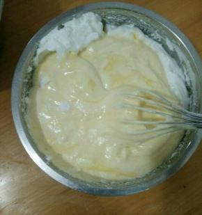 再倒回蛋白糊里，翻拌均匀。(其实做蛋糕我一直都用的蛋抽来翻拌，只要不画圈圈就行了。)