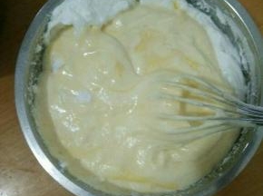 再倒回蛋白糊里，翻拌均匀。(其实做蛋糕我一直都用的蛋抽来翻拌，只要不画圈圈就行了。)