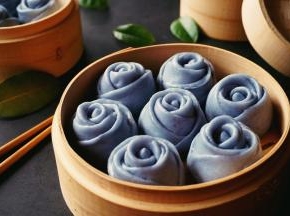 冷水上锅蒸，大火转中小火蒸9分钟。时间到，关火，3分钟后揭盖