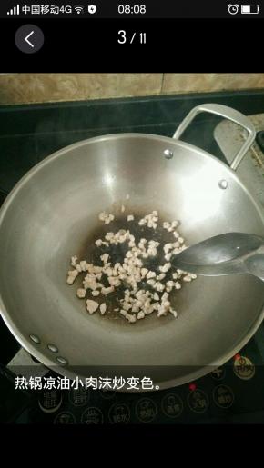 热锅凉油下猪肉丁，加点料酒。