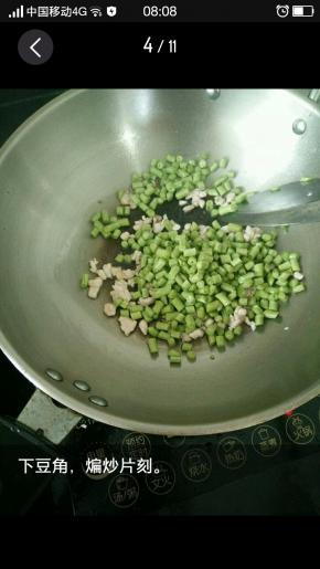 猪肉变色后加入豆角，快速翻炒。