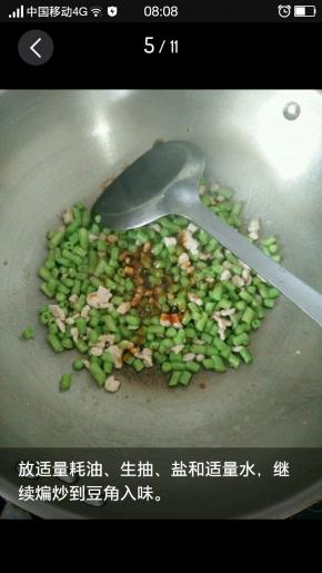 豆角变翠绿后加入适量耗油和一勺黄豆酱。