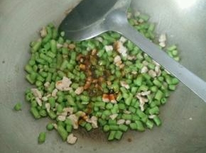 豆角变翠绿后加入适量耗油和一勺黄豆酱。