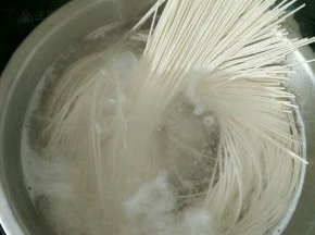 锅里水烧开后放入面条，煮至没有白心即可。