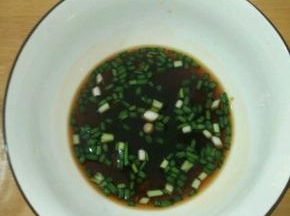 取一碗加入适量酱油、葱花、辣椒酱和少许面条汤，调成汁。
