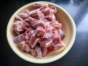 准备羊腿肉，提前泡出血水，洗净备用。