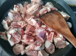 锅内放冷水，羊肉冷水下锅，焯水。