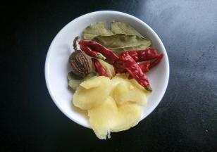 准备花椒，生姜，干辣椒，香叶，草果。