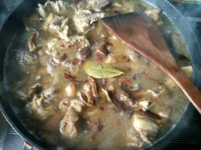 放开水或者热水，烧开。