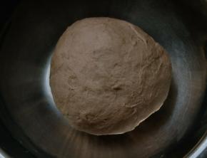 面包机放入鸡蛋和牛奶，盐和糖对角放，再放入高筋面粉，揉成不粘手的面团后，放入冰箱冷藏一个小时。