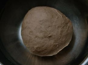 面包机放入鸡蛋和牛奶，盐和糖对角放，再放入高筋面粉，揉成不粘手的面团后，放入冰箱冷藏一个小时。