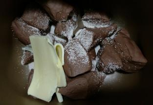 冷藏好的面团取出加入黄油和酵母继续揉十五分钟。