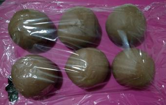 揉好的面团分成6份，每份75克左右，滚圆盖保鲜膜。