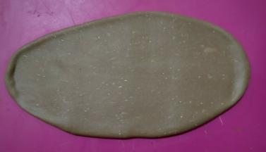 取一个面团擀开。