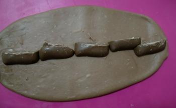 如图。放入巧克力块