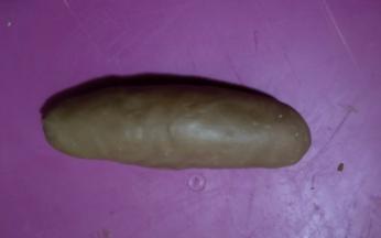 从下往上卷起来，收口要捏紧。