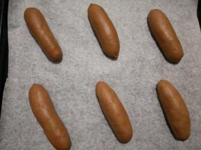 依次做好6个面团，放入烤箱进行发酵，旁边放一碗热水保湿。