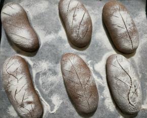 表面筛面粉，割包。