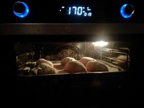 放入预热好的烤箱，170度中层烤19分钟，中间注意加盖锡纸。